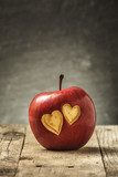 Roter Apfel mit Herz-Ausschnitten