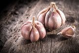 Rustikale Knoblauch-Idylle auf Holztisch