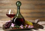Rustikales Weinmoment am Holztisch