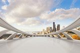 Sanfte Metropole in weitem Horizont