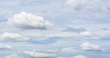 Sanfter Himmel mit weißen Wolken