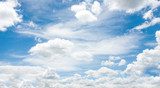 Sanfter Himmelsblick mit Wolkenformationen