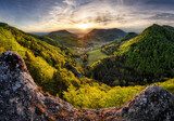 Sanftes Morgenlicht über Bergtal