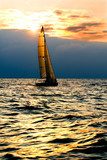 Segelboot im Abendlicht