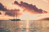 Segelboot im Sonnenuntergangszauber