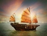 Segelschiff im warmen Abendlicht