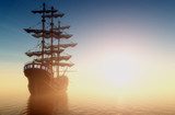Segelschiff in Morgennebel am Meer