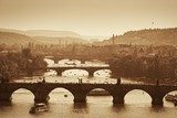 Sepia-Brückenpanorama mit Fluss und Booten
