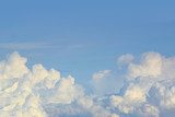 Sommerhimmel mit sanften Wolkenformationen