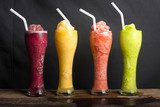 Sommerliche Farbensequenz im Glas
