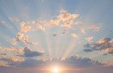 Sonnenstrahlen im dramatischen Abendhimmel