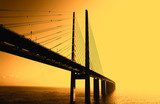 Sonnenuntergang über der Hängebrücke