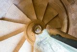 Spiralförmige Steintreppe im Verfall
