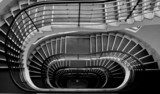 Spiralförmige Treppe in Schwarz-Weiß