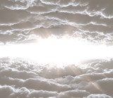 Strahlender Himmel mit Licht durch Wolken