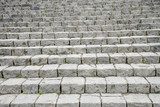 Symmetrische Naturstein-Treppe in Grau