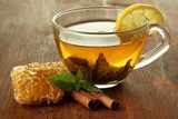 Tee und Honig im warmen Holztisch-Ambiente