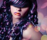 Verborgene Schönheit in violetten Locken
