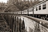 Vintage-Eisenbahn auf historischem Viadukt