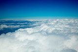 Weite Himmel über dichten Wolken