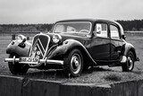 Zeitreise in Schwarz-Weiß: Klassiker am Parkrand