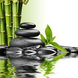 Zen-Balance mit Bambus und Steinen