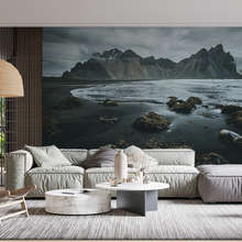 Islandische-landschaft-mit-schwarzem-strand-fototapeten-gebirge-fototapeten-demural