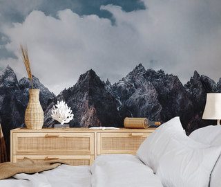 dunkle berggipfel unter einem machtigen himmel fototapeten gebirge fototapeten demural