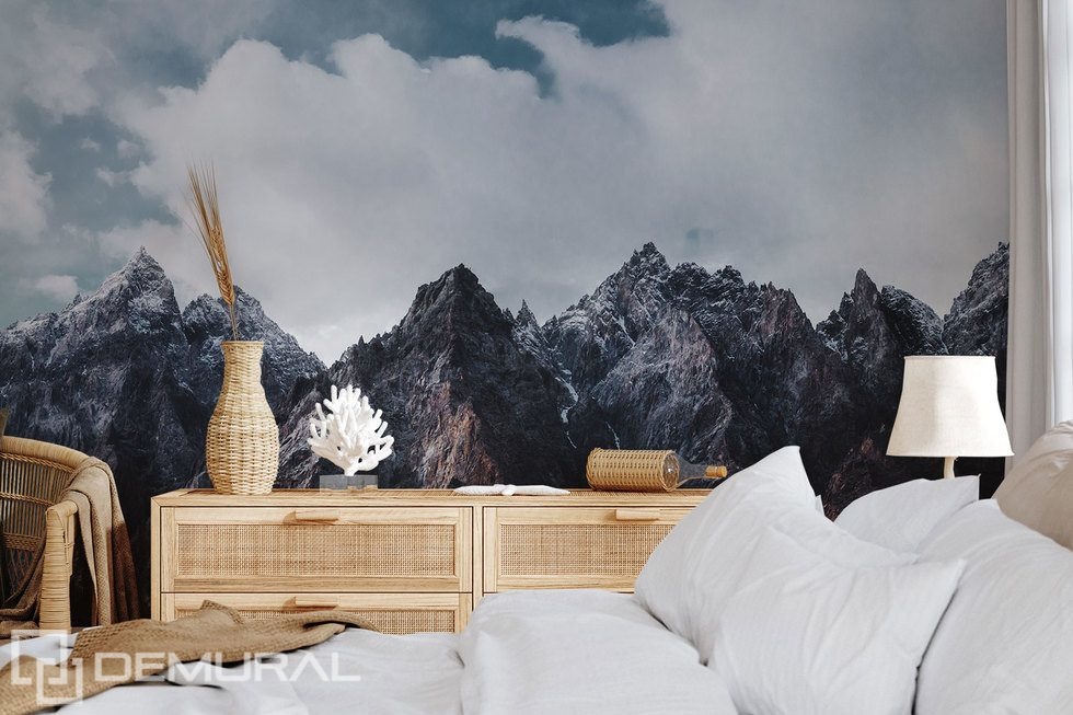 Dunkle Berggipfel unter einem mächtigen Himmel Fototapeten Gebirge Fototapeten Demural