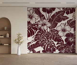 bordeauxfarbene hibiskusbluten in tropischer komposition fototapeten blumen fototapeten demural