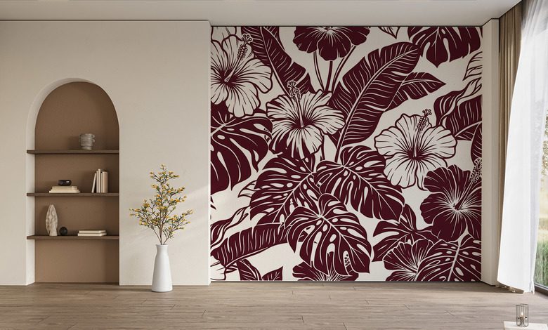 bordeauxfarbene hibiskusbluten in tropischer komposition fototapeten blumen fototapeten demural
