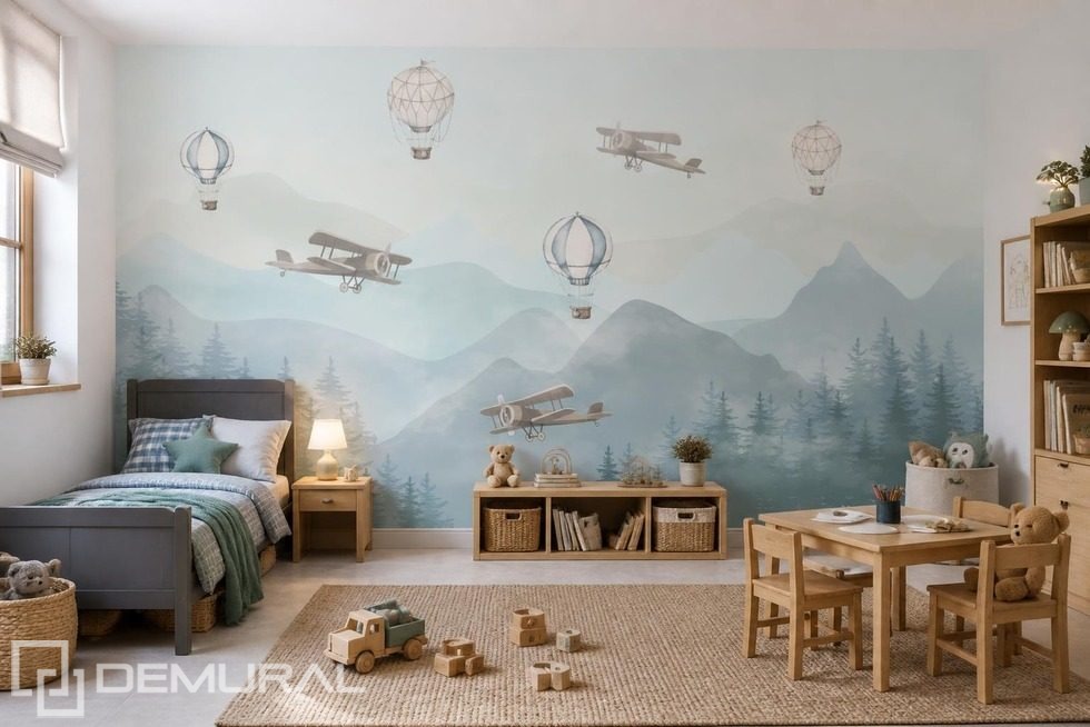 Kontrast zarter Ballonsilhouetten und Berglandschaft Fototapete für Kinderzimmer Fototapeten Demural